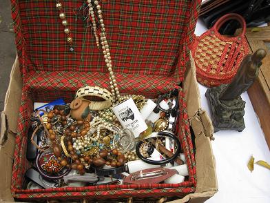 puces de vanves malle Ã  bijoux