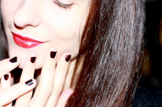 red-lips-black-nails